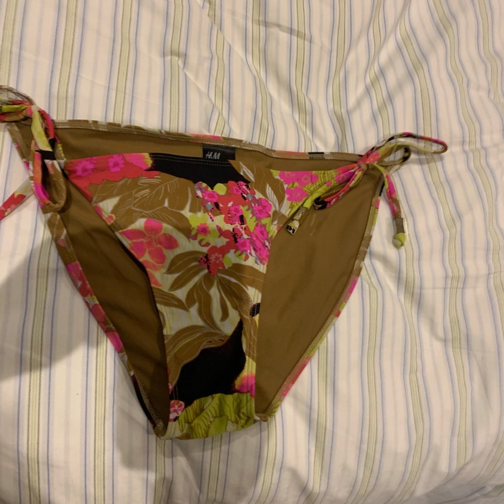 Fully lined bikini bottoms with ties at sides.
